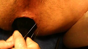 mi mujer me dilata el culo con una perita inflable y me encanta