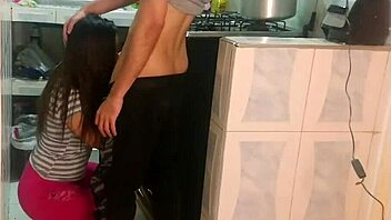 Chica fiestera salvaje le lamen el culo y la comparten entre amigos