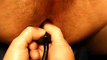 mi mujer me dilata el culo con una perita inflable y me encanta