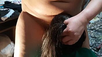 Elle a léché ma chatte mouillée après que j'aie pissé dans un jeu lesbien chaud