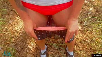 Můj nevlastní bratr mi právě přišel do kalhotek a vytáhl je nahoru, ach ne!