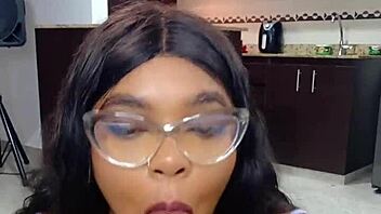 ¡Hermanastra colombiana muestra habilidades increíbles de paja!