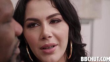 Minik 18+ Valentina Nappi Isiah Maxwell'le çift penetrasyon istiyor