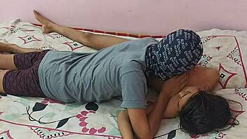 गर्म देसि इंडियन कपल होममेड एनल वीडियो में हार्ड बांग करता है