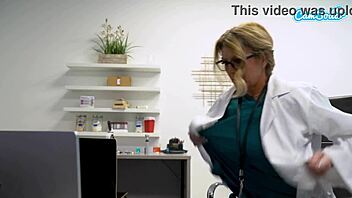 Ďábelské holky v intenzivním ohnutém psím stylu