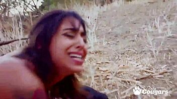 Penelope Stone cavalga pica ao ar livre com mamilos perfurados