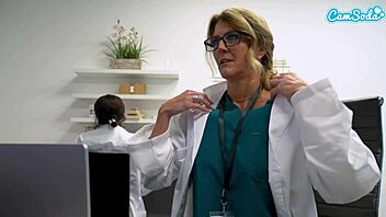 Ďábelské holky v intenzivním ohnutém psím stylu