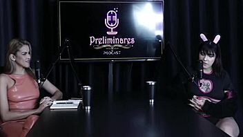 Ninfomaníaca se masturba duas vezes gozando facilmente, além de ser submissa, gostar de spanking e ter fetiches com facas - Yummi Paradise Sheer Red