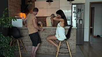 Niegrzeczna żona zdradza przyjaciół soczystym lodzikiem