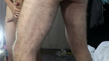 Dedos a una filipina antes de follar duro en la habitación en su estilo loco