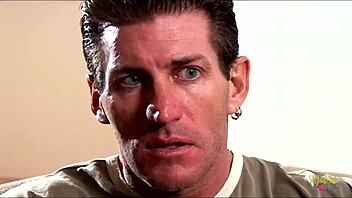 Sexslaver store pik domineret af to latex-milfs