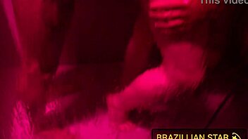 Gostosa Taking A Relaxing Bath