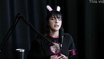 Ninfomaníaca se masturba duas vezes gozando facilmente, além de ser submissa, gostar de spanking e ter fetiches com facas - Yummi Paradise Sheer Red