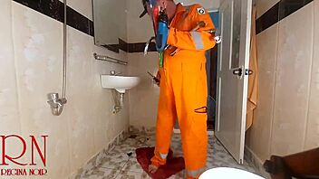 แม่บ้านรูปร่างอวบล่อลวงช่างประปาโดยไม่ใส่กางเกงใน