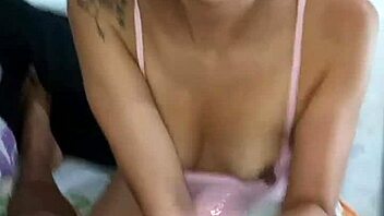 Milf sensual muestra coño jugoso mama hasta corrida en boca