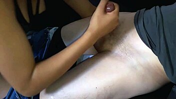 la hijastra con cuerpo apretado y sensualidad cautivadora