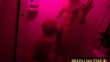 Gostosa Taking A Relaxing Bath