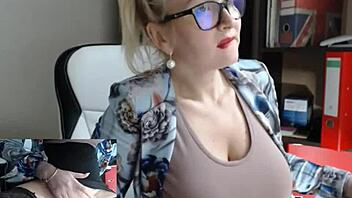 Секси блондинка си играе сама с големите си цици