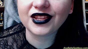 Hey, watch this giant goddess crush everything!