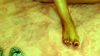 She FIXES her FEET and GIVES them a RICH MASSAGE