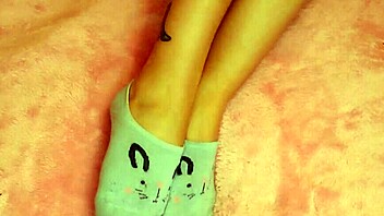 She FIXES her FEET and GIVES them a RICH MASSAGE