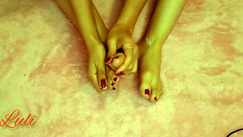 She FIXES her FEET and GIVES them a RICH MASSAGE