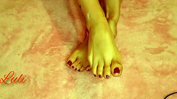 She FIXES her FEET and GIVES them a RICH MASSAGE