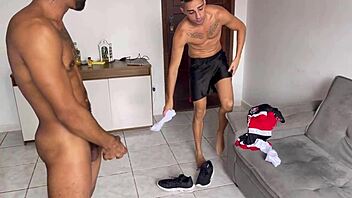 Голям футболен твинк поема огромен кур