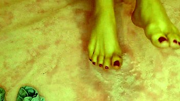 She FIXES her FEET and GIVES them a RICH MASSAGE
