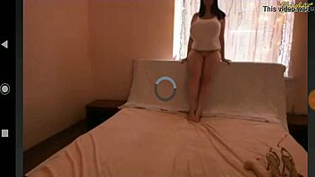 Девушка с огромными сиськами показывает себя на вебкамере за деньги