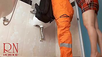 Niewiarygodne! Gospodyni domowa bez majtek uwodzi hydraulika swoimi dużymi wargami sromowymi