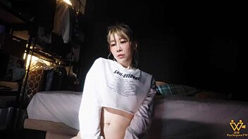 एशियन गर्लफ्रेंड महामारी में चूत रगड़ रही मस्तुरबेशन