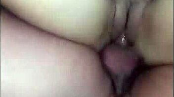 Hej, seksi knjižničarka, hočeš jebat s tem študentom zdaj?