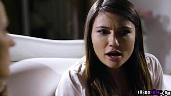 Горещо лижене на путка и див трибинг с Адрия Рей и Елексис Монро