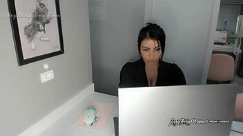 Role-Play The Sexy Big-Boobed Secretary Giving Her Boss A Handjob With Toys 😘