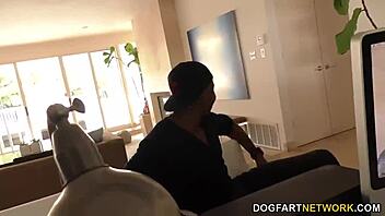 كيشا غراي تحب اللعب الشرجي في جلسات الزوج المهان الشديدة