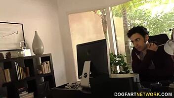 كيشا غراي تحب اللعب الشرجي في جلسات الزوج المهان الشديدة