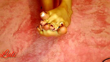 She FIXES her FEET and GIVES them a RICH MASSAGE