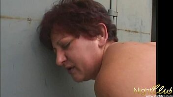 mladý 18+ chlap šoustat starou babičku přímo do prdele