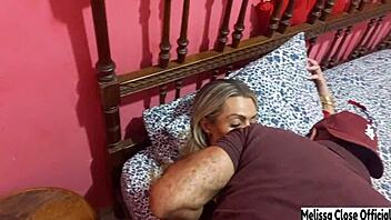 loira rabuda chupeteira se diverte com pau preto in a playful interracial encounter