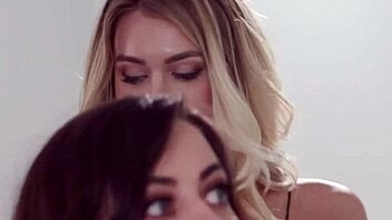 hot blonde les scissors hard! 💋