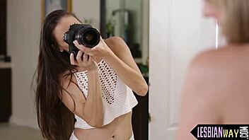 Girlfriend Orgasms From Pussy Licking While Masturbating