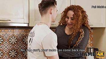 Nie mogłem się oprzeć tej rosyjskiej milf w pończochach w kuchni!