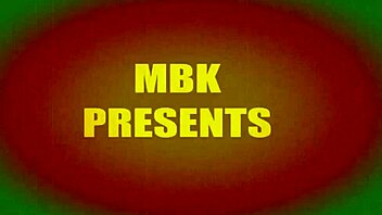 Nuori nainen yksin kotona kiusoittelee pilluaan