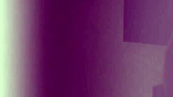 Pequeña Jennifer Far är så jävla sexig, eller hur?