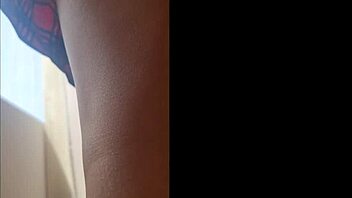 Arjantinli üniversite öğrencisi Nataly'nin UBA'dan mini tangosuyla etekaltı görünümü