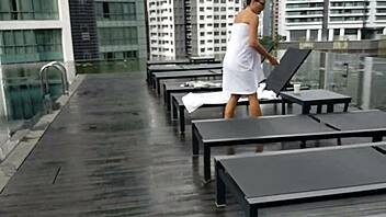 Vroča brineta lula po nogah v tušu kluba na close-up