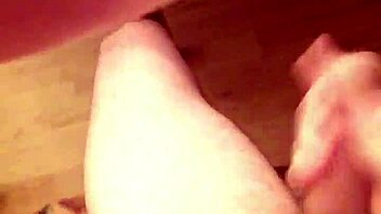 Sexikäs mies monsterikyrvällä runkkaa intensiivisesti yksityiskohtaisessa soolossa