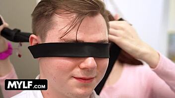 Ava的继母帮她克服性紧张，与男友一起