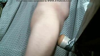 Băiat solo își tachinează pula cu fleshlight în ședință fierbinte